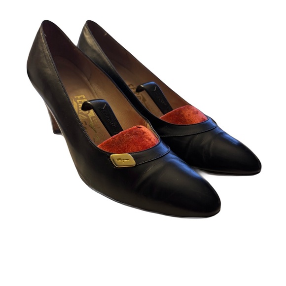 Salvatore Ferragamo Vintage Black Leather Pumps | 8.5 AA Narrow | Made in Italy - Picture 6 of 10